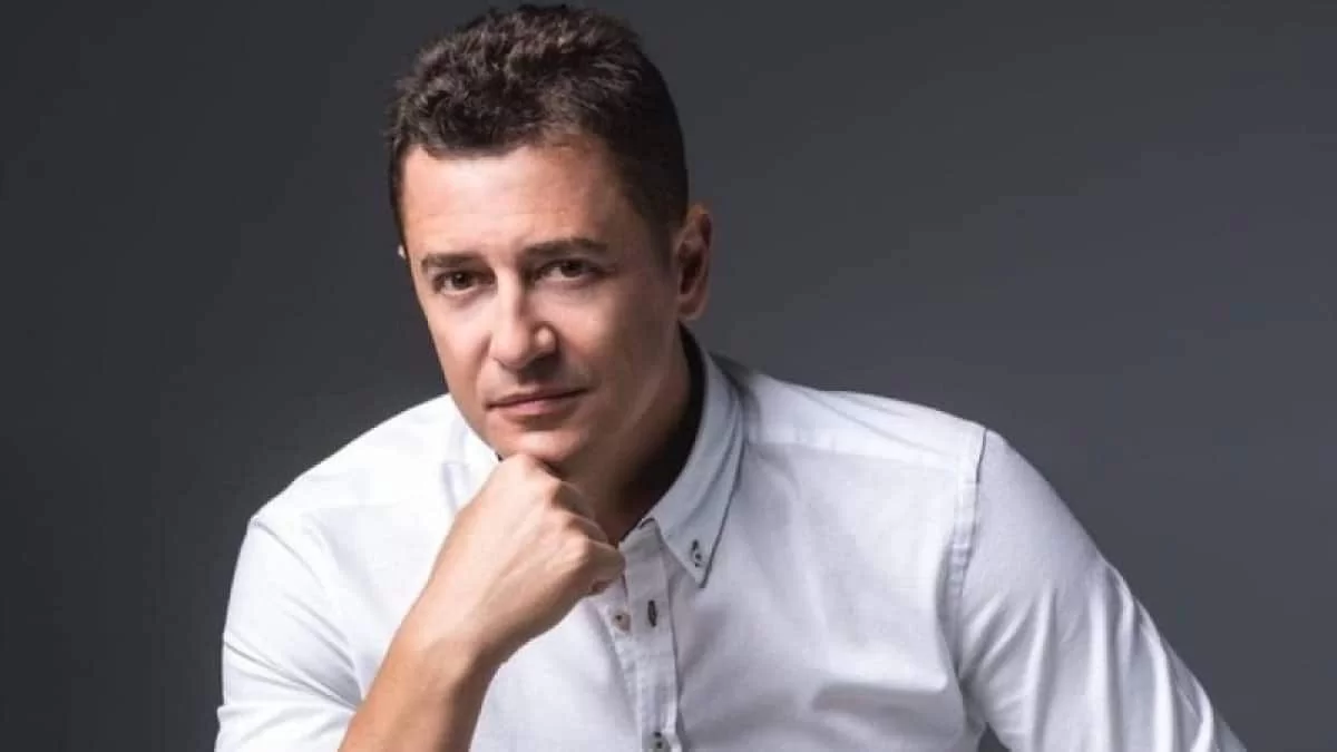 Με γυμνασμένα μπράτσα και κοιλιακούς "φέτες" - Το πραγματικό σώμα του Αντώνη Σρόιτερ στα 47 του