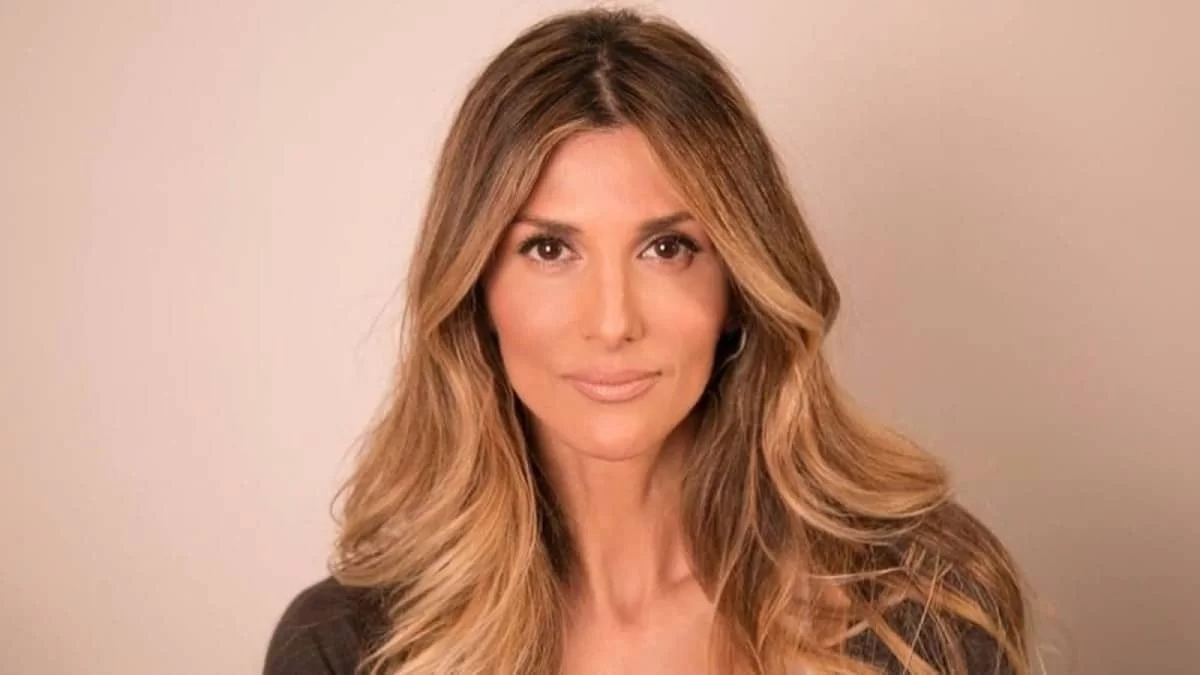 Αγκαλιά με τον νεογέννητο γιο της στη θάλασσα - Το μωρό της Σταματοπούλου έκανε το πρώτο του μπάνιο