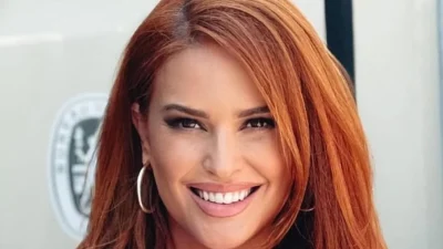 Κρατιόταν να μην την πάρει το νερό  - Η Χρηστίδου βούτηξε σε εντυπωσιακούς καταρράκτες στη Σαμοθράκη