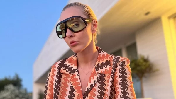 Με κίτρινα φρύδια, γιατί οι λεπτομέρειες κάνουν τη διαφορά - Η πολύ ιδιαίτερη εμφάνιση της Τάμτα (photo)