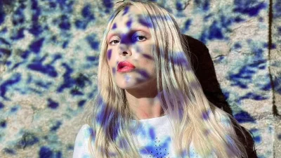 Διάτρητα υφάσματα και κεντήματα - Αυτά φόρεσε και η Τάμτα και έχουμε να σου προτείνουμε 3 κομμάτια που θα λατρέψεις από 17,99 ευρώ