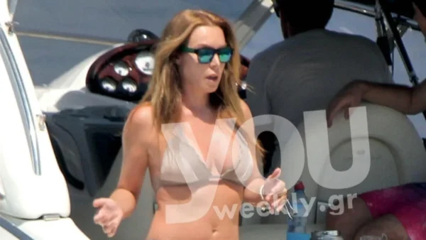 Σπάνια στιγμιότυπα της Τατιάνας Στεφανίδου του 2017 - Αρετουσάριστες φωτογραφίες με μπικίνι πάνω στο σκάφος του Ευαγγελάτου