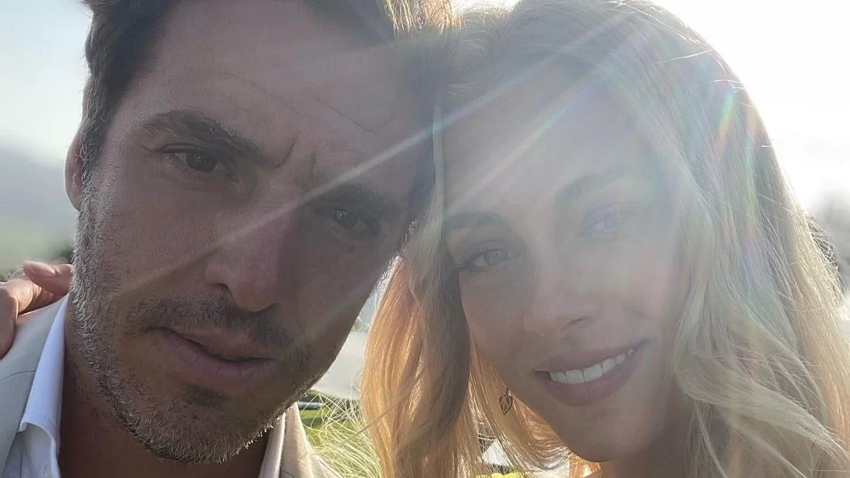 Κυριαρχεί το λευκό στο σαλόνι - Νέο στιγμιότυπο από το σπίτι της Δούκισσας Νομικού και του Δημήτρη Θεοδωρίδη στη Μύκονο