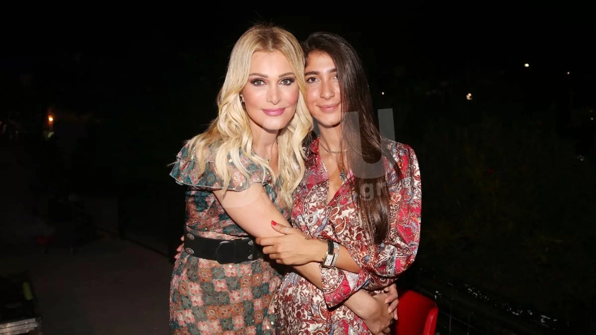 Με δύο άγνωστους άντρες στο πλευρό τους - Η Νατάσα Θεοδωρίδου και η κόρη της Χριστιάνα Μπέτα στη Μύκονο