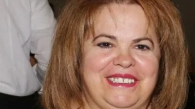 Ανέβηκε στην πίστα με γυαλιά τύπου Trannos - Τρομάξαμε να αναγνωρίσουμε την Έφη Θώδη σε πανηγύρι που εμφανίστηκε