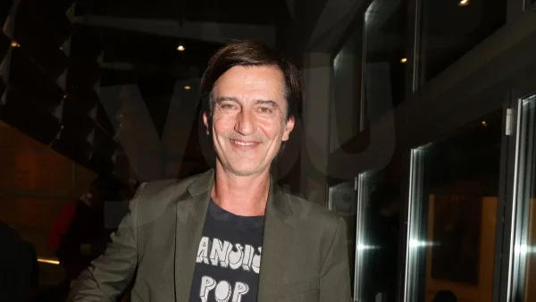 Ο Θοδωρής Κουτσογιαννόπουλος ποζάρει με μαγιό σε απόμερη παραλία των Κυκλάδων