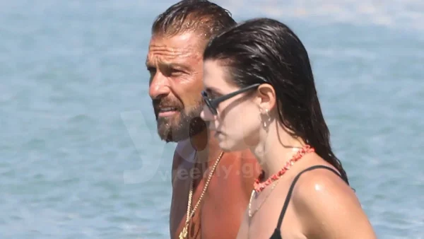 Διαγράφονται οι κοιλιακοί της μετά από τη γέννα - Για μπάνιο στη Μύκονο η Νίκη Θωμοπούλου με τον Γιάννη Μαρακάκη