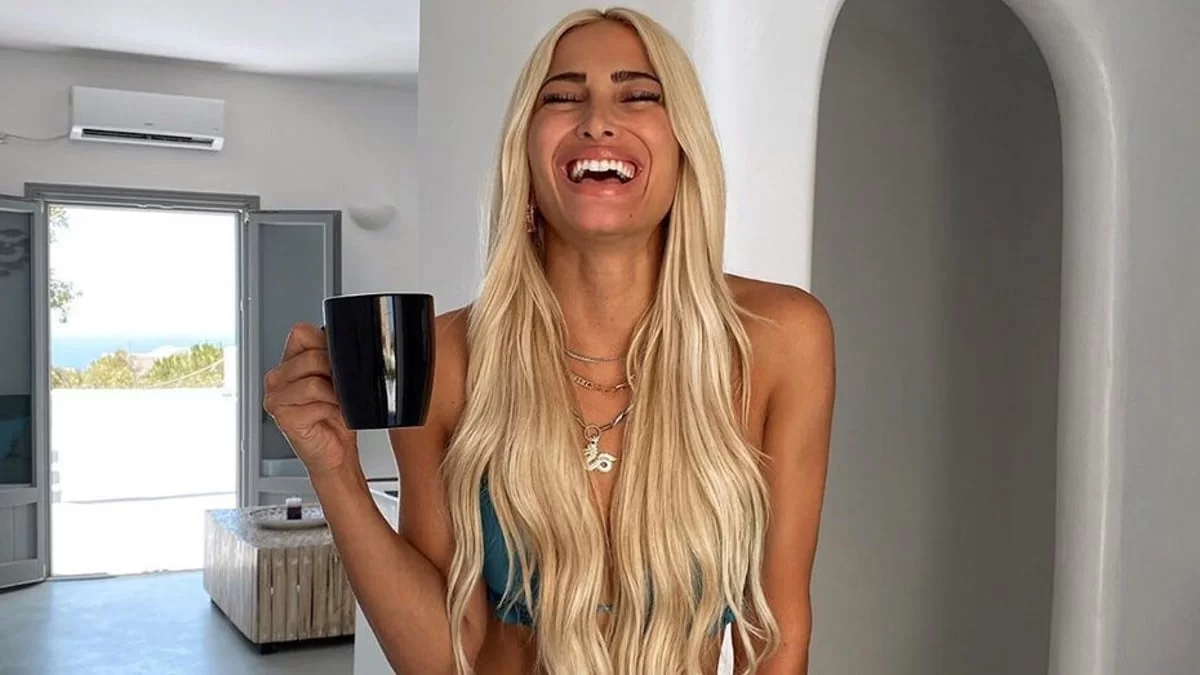 Έκανε μπαμ η κοιλίτσα μέσα από το φόρεμα - Με ψηλά πέδιλα και αβυσσαλέο ντεκολτέ η Τούνη στον 4ο μήνα εγκυμοσύνης