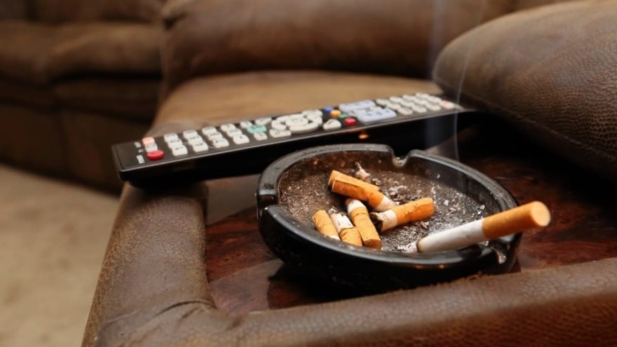 Πώς θα εξαφανίσετε την μυρωδιά από τα τσιγάρα στο σπίτι με μαγειρική σόδα