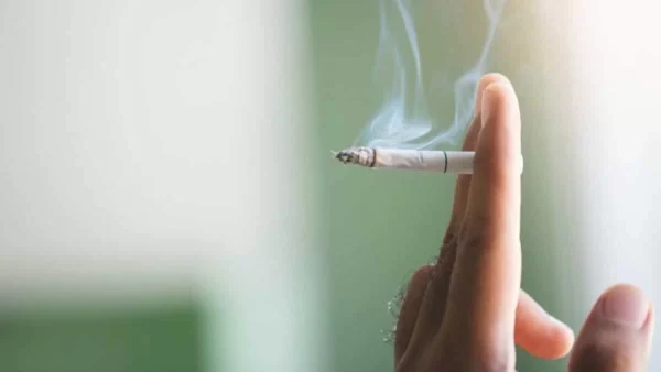 Μυρίζει... τσιγαρίλα το σπίτι σας; Ρίξτε στο τασάκι λίγη μαγειρική σόδα και...