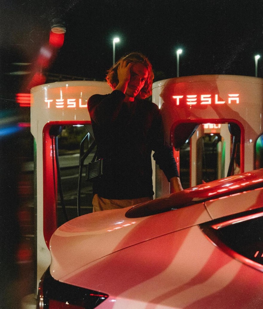 Το ηλεκτροκίνητο και χλιδάτο αμάξι του Τσιτσιπά που κοστίζει πάνω από 50.000 ευρώ