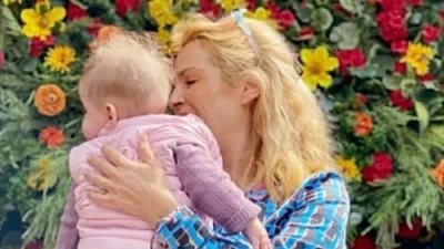 «Aυτό το πλασματάκι...» - Συγκινημένη στη θάλασσα η Τζένη Μπότση με την 2,5 ετών κορούλα της