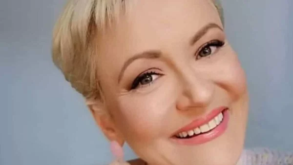 Έχει μείνει η μισή και το απολαμβάνει - Η Τζωρτζέλα Κόσιαβα ποζάρει με τιρκουάζ ολόσωμο μαγιό