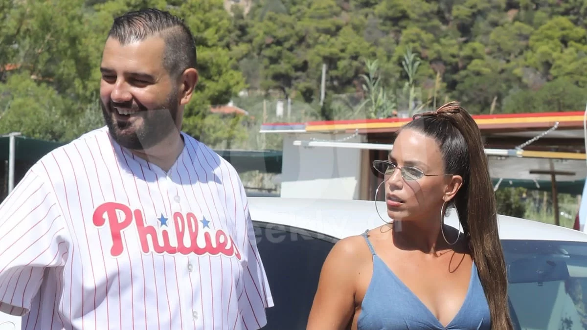 Δεν κοίταξε λεπτό τους φωτογράφους - Με μπουστάκι και τους κοιλιακούς έξω η Στικούδη στο πλευρό του Σερίφη