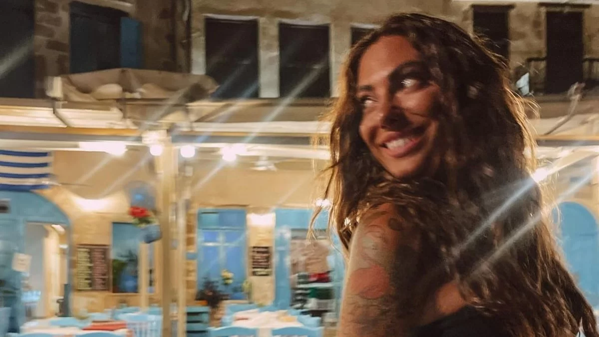 Πρέπει να την κοίταγε όλη η παραλία - Μπροστά από το κύμα η Βαλαβάνη με τη στολή του σερφ και τη σανίδα της