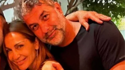 Αυτό το βλέμμα τα λέει όλα - Ο Βασίλης Μπισμπίκης κρατάει τη Βανδή από το χέρι και ''λιώνει''