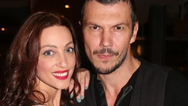 Έχει το ίδιο βλέμμα με τον Παπαζήση - Στην παραλία η Βανέσα Αδαμοπούλου αγκαλιά με τον γιό της