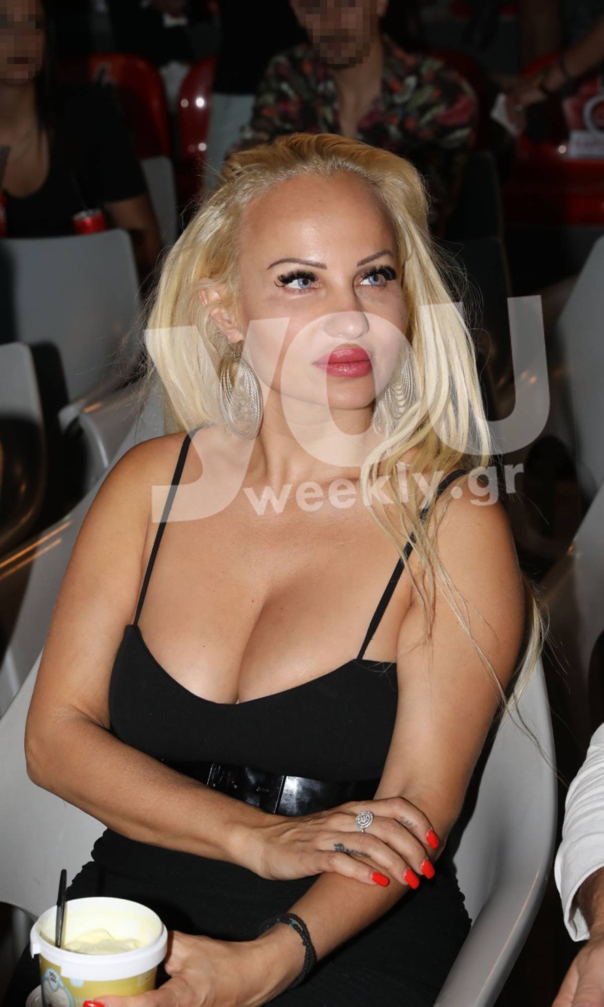 Με μαύρο αποκαλυπτικό φόρεμα η Κίρκη μετά την επανασύνδεση με τον Αδαμαντίδη