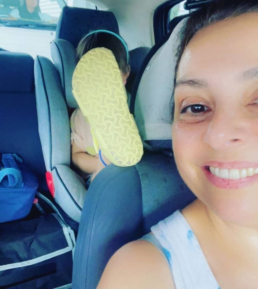 Η Βασιλική Ανδρίτσου με την κόρη της στο αμάξι