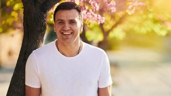 Τον έλουζε με το λάστιχο - Σπάνιο στιγμιότυπο του Βασίλη Κικίλια με τον γιο του στην Πάτμο