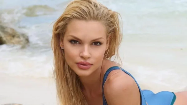 Οι αναλογίες της «σκοτώνουν» - Χιλιάδες αντιδράσεις κάτω από τη νέα φωτογραφία της Βίκυς Κάβουρα με μαγιό