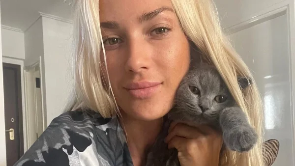 Ακόμη μία celebrity με το μπικίνι που έχει κάνει θραύση - Η πρώην παίκτρια του My Style Rocks, Βικτώρια Καρύδα ποζάρει με την κόρη της φορώντας το