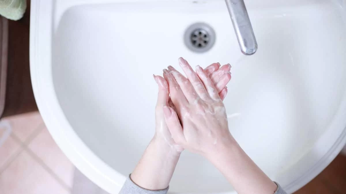 Απλώστε στα χέρια σας μαγειρική σόδα με σαπούνι και λίγο μετά ξεβγάλτε - Το μυστικό που θα σας σώσει το χειμώνα