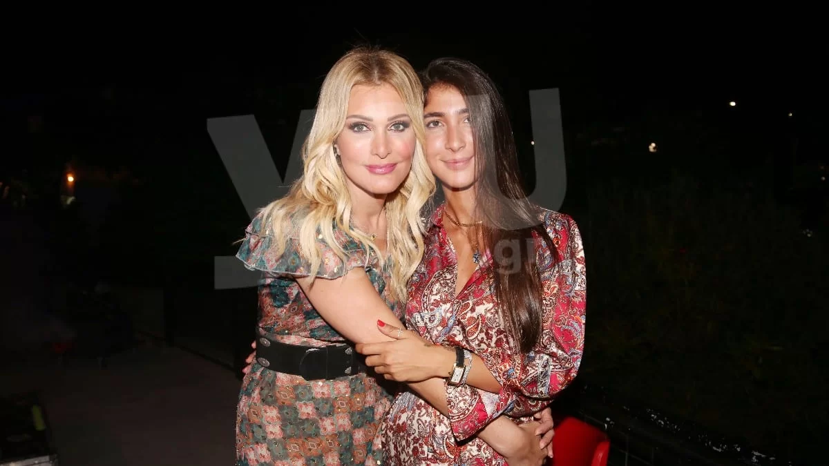 Με χρυσές λεπτομέρειες και άκρως artistic το σαλόνι του σπιτιού της Χριστιάννας Μπέτα