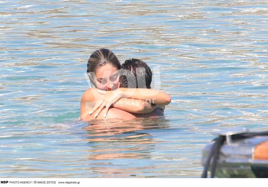 Η Ματίνα Ζάρα και ο Χρήστος Βαρδάλος αγκαλιά μέσα στη θάλασσα