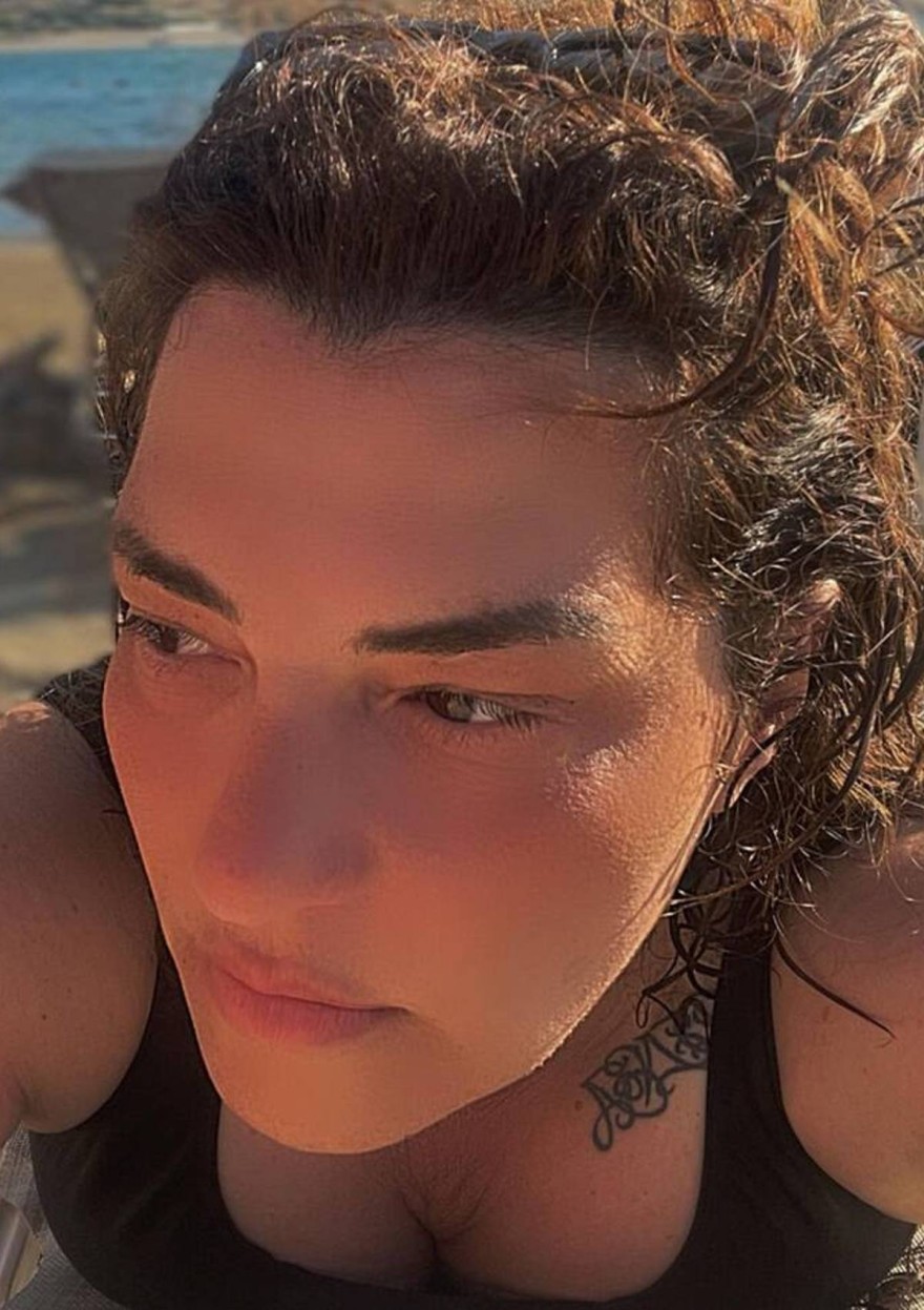 Χωρίς ίχνος μακιγιάζ κάνοντας ηλιοθεραπεία μαγεύει τα πλήθη η Κατερίνα Ζαρίφη