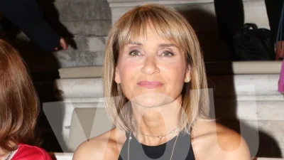 Ελαφρώς βαμένη με μουσταρδί φόρεμα - Η Μάρα Ζαχαρέα ταξίδεψε στη Ρώμη λίγο πριν την έναρξη της νέας τηλεοπτικής σεζόν