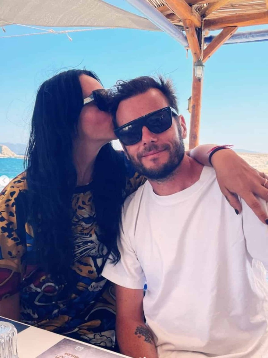 Η φωτογραφία της Ζενεβιέβ Μαζαρί με τον σύζυγό της και το τρυφερό φιλί