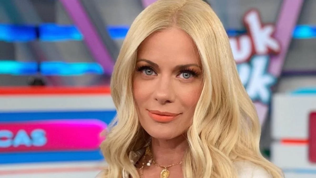 Topless και εντελώς άβαφη στην παραλία η Ζέτα Μακρυπούλια - Έτσι όπως δεν την έχουμε ξανά δει