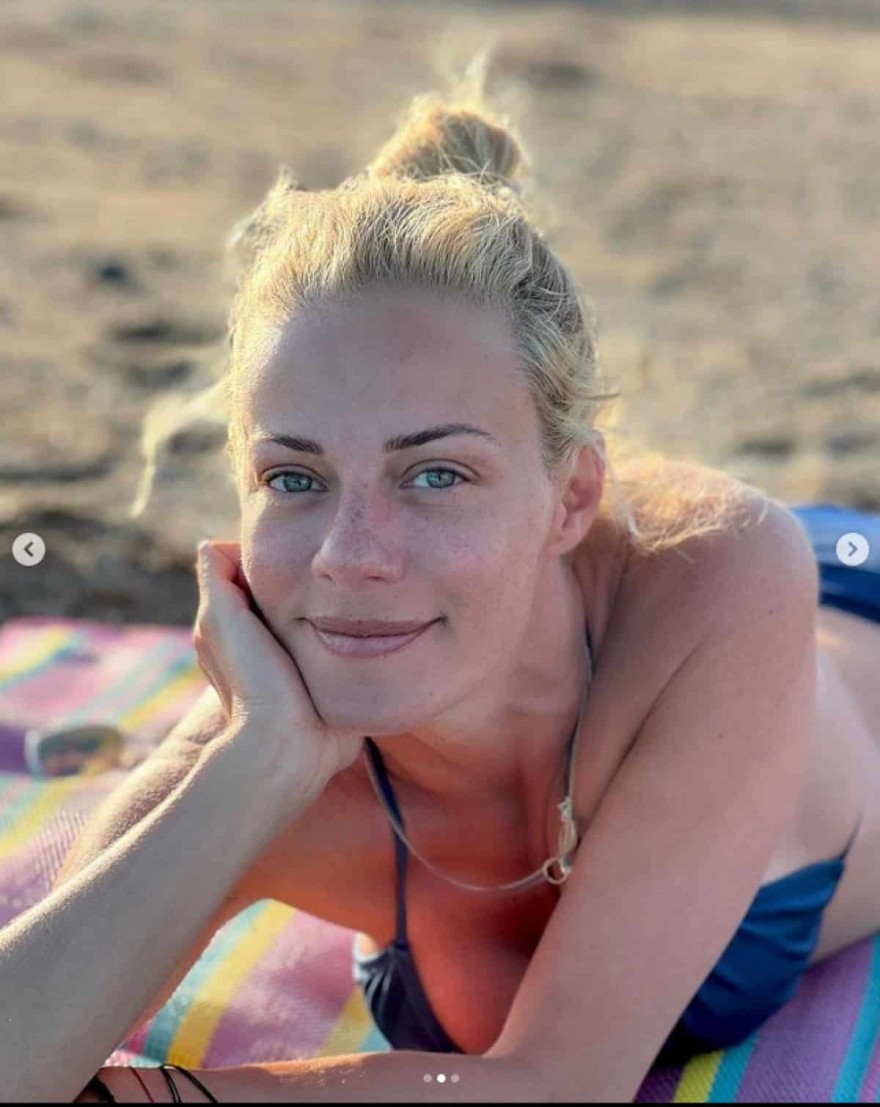 Η Ζέτα Μακρυπούλια με μαγιό στην θάλασσα 