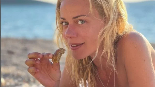 Άβαφη και ηλιοκαμένη - Η Ζέτα Μακρυπούλια πόζαρε με θέα το απέραντο γαλάζιο και εντελώς ατημέλητη