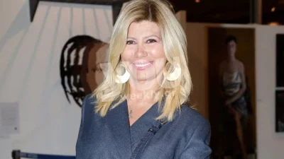 Με κόκκινο κραγιόν και ασορτί φόρεμα στο λιμάνι της Πάρου - Η Ζήνα Κουτσελίνη σε βραδινή έξοδο με την κόρη της για τη γιορτή τους