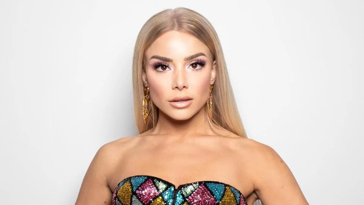 Της έσβησαν 4όροφη τούρτα πάνω στην σκηνή - ''Κάγκελο'' η Ζόζεφιν με την έκπληξη για τα γενέθλιά της