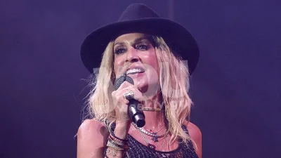 Ροκ και σικ: 2 looks της 64χρονης Άννας Βίσση - Το εντυπωσιακό στιλ της σε συναυλία στο Κατράκειο