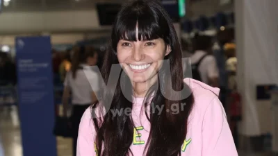 Με τσάντα αξίας άνω των 1.000 € και casual ντύσιμο, η Ηλιάνα Παπαγεωργίου στο αεροδρόμιο Ελ. Βενιζέλος