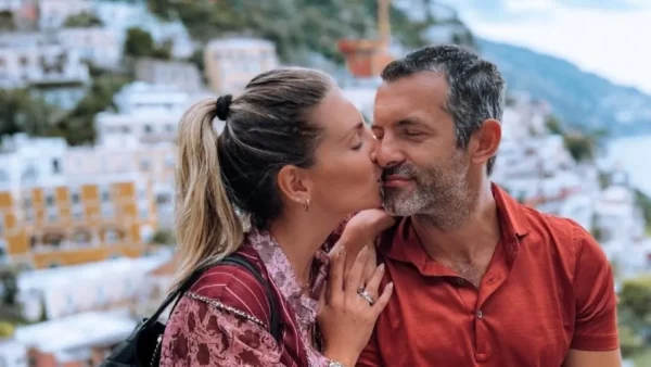 Έχει μπάρμπεκιου και κούνιες - Φωτογραφία από τον όλο γκαζόν κήπο του σπιτιού της Οικονομάκου και του Μιχόπουλου