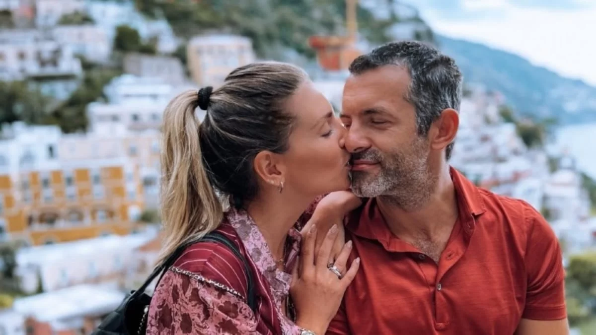 Έχει μπάρμπεκιου και κούνιες - Φωτογραφία από τον όλο γκαζόν κήπο του σπιτιού της Οικονομάκου και του Μιχόπουλου