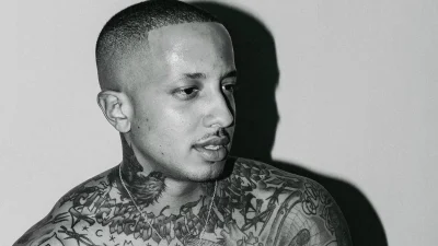 Χωρίς του μύες και τα τατουάζ - Πως ήταν ο Light όταν δούλευε υποδοχή πριν γίνει διάσημος