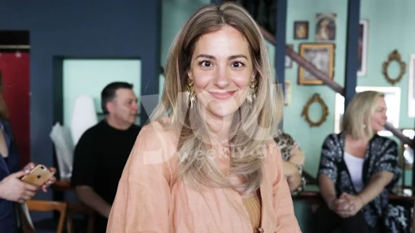 Είτε είσαι 20, είτε 60, το look της Νατάσσας Μποφίλιου στο Ηρώδειο, μπορείς να το υιοθετήσεις - Λευκό σύνολο και χρυσό κιμονό