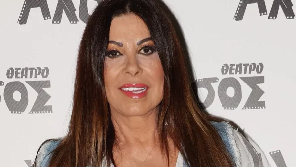 Ιδιαίτερο και casual: Το τζιν με σχέδια της 68χρονης Άντζελας Δημητρίου, στη συναυλία της Πέγκυς Ζήνα και του Χρήστου Νικολόπουλου