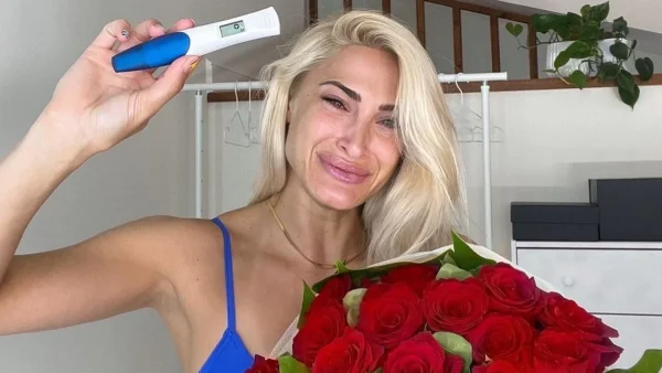 Ποζάρει με μαγιό μπροστά στον καθρέφτη - Χαμός με τις νέες φωτογραφίες της Ιωάννας Τούνη με την φουσκωμένη της κοιλίτσα