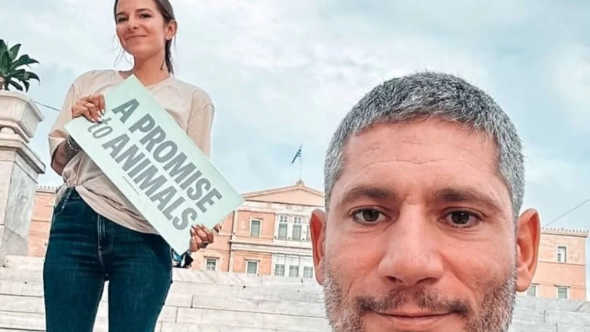 Σε διαμαρτυρία στο Σύνταγμα με τον σύζυγο και τον γιο τους - Η ανάρτηση της Εριέττας Κούρκουλου για τα ιπποειδή στην Σαντορίνη