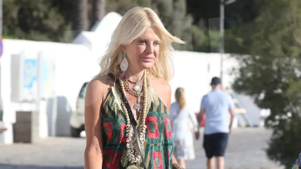 Πρέπει να την κοιτούσε όλη η παραλία - Οι πόζες της Μαρίνας Πατούλη με μπικίνι χωρίς ίχνος ρετούς