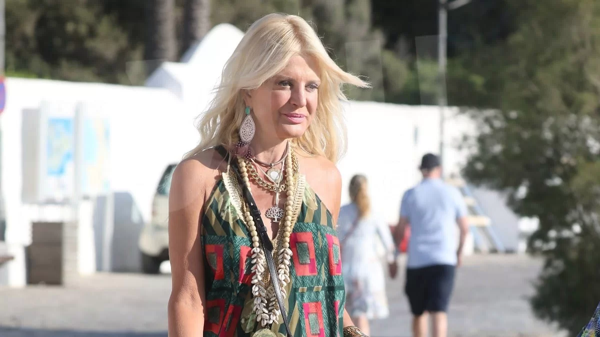 Πρέπει να την κοιτούσε όλη η παραλία - Οι πόζες της Μαρίνας Πατούλη με μπικίνι χωρίς ίχνος ρετούς