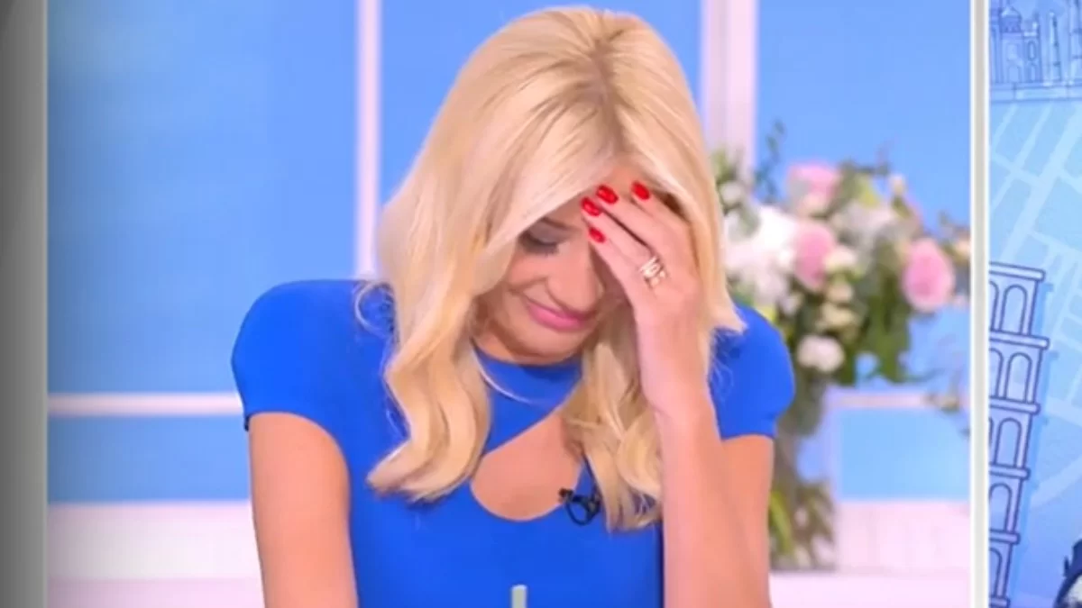 "Κοκκίνησε" από την ντροπή της η Φαίη Σκορδά - Το "ατύχημα" στον αέρα του ΣΚΑΪ  και τα επικά γέλια των συνεργατών της