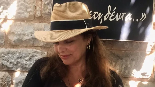 Νεανικό γεμάτο πίνακες και λουλούδια - Φωτογραφίες από το σπίτι της ηθοποιού της Γης της Ελιάς, Άντζελας Γκερέκου